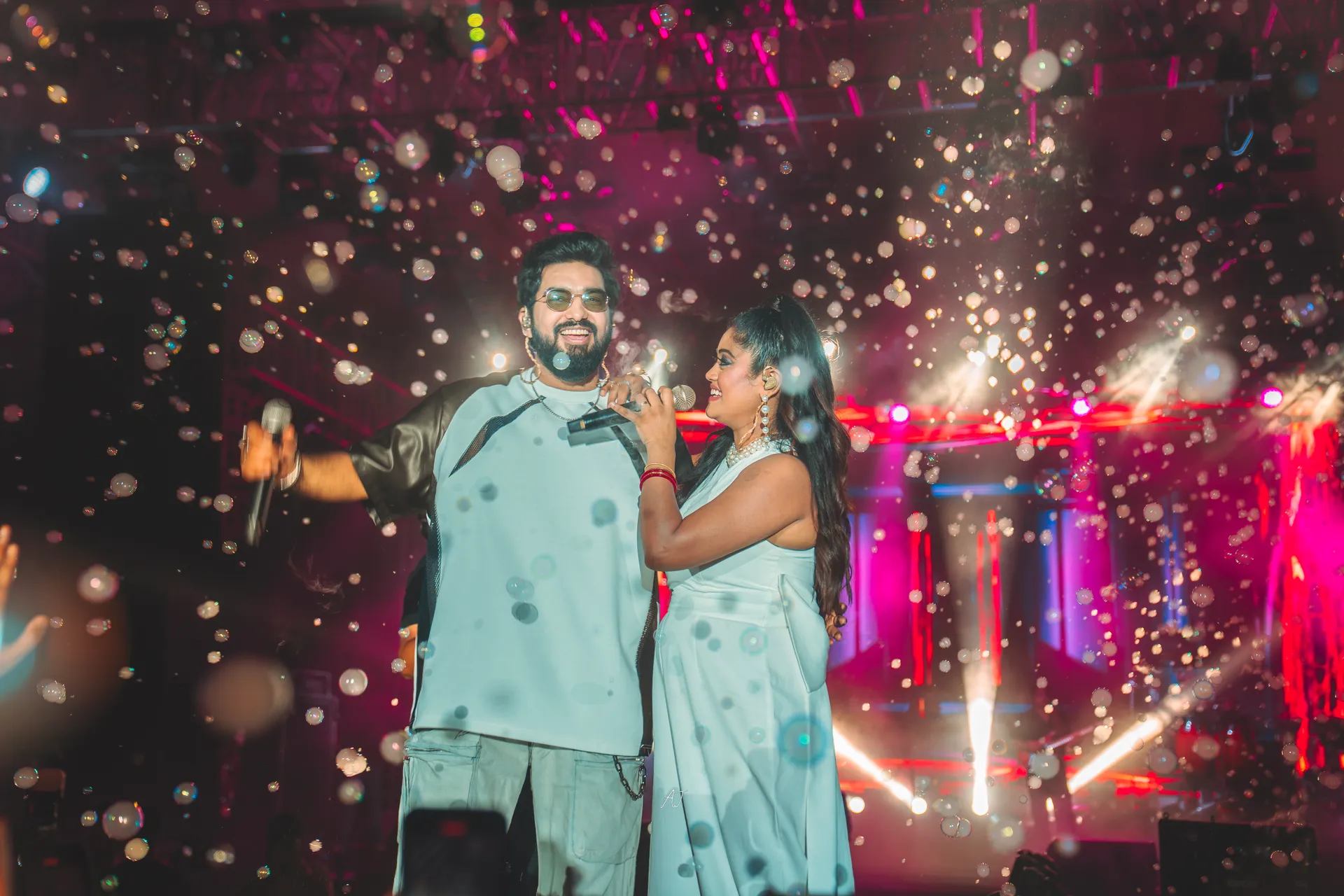 Sachet-Parampara performing live under confetti